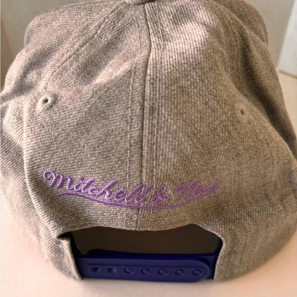 Los Angeles Lakers Mitchell & Ness Classics Logo Snapback Hat - Heathered Gray - Picture 7 of 9